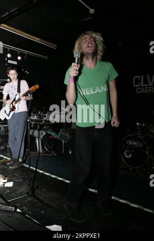 LOVVERS, PUNKBAND, 2007: Shaun Hencher Sängerin mit DEM LOVVERS-Stück im Clwb IFOR Bach (The Welsh Club) in Cardiff am 17. Februar 2008. Foto: ROB WATKINS. INFO: Lovvers war eine britische Punkrock-Band, die 2006 gegründet wurde und für ihren rauen, energiegeladenen Sound und ihre DIY-Ethik bekannt ist. Ihre intensiven Live-Auftritte und Alben wie „OCD Go Go Go Go Girls“ sorgten für einen engagierten Underground, bevor sie sich 2010 auflösten. Stockfoto