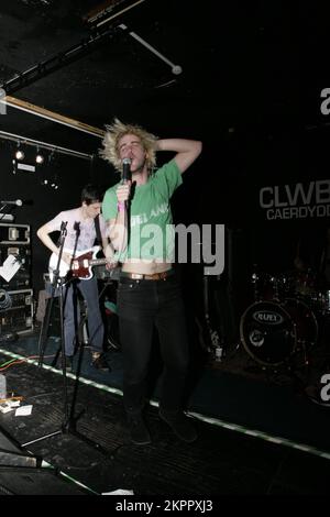 LOVVERS, PUNKBAND, 2007: Shaun Hencher Sängerin mit DEM LOVVERS-Stück im Clwb IFOR Bach (The Welsh Club) in Cardiff am 17. Februar 2008. Foto: ROB WATKINS. INFO: Lovvers war eine britische Punkrock-Band, die 2006 gegründet wurde und für ihren rauen, energiegeladenen Sound und ihre DIY-Ethik bekannt ist. Ihre intensiven Live-Auftritte und Alben wie „OCD Go Go Go Go Girls“ sorgten für einen engagierten Underground, bevor sie sich 2010 auflösten. Stockfoto