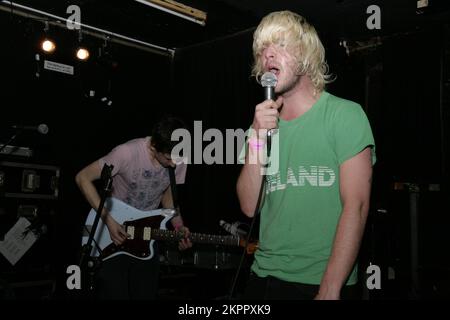 LOVVERS, PUNKBAND, 2007: Shaun Hencher Sängerin mit DEM LOVVERS-Stück im Clwb IFOR Bach (The Welsh Club) in Cardiff am 17. Februar 2008. Foto: ROB WATKINS. INFO: Lovvers war eine britische Punkrock-Band, die 2006 gegründet wurde und für ihren rauen, energiegeladenen Sound und ihre DIY-Ethik bekannt ist. Ihre intensiven Live-Auftritte und Alben wie „OCD Go Go Go Go Girls“ sorgten für einen engagierten Underground, bevor sie sich 2010 auflösten. Stockfoto