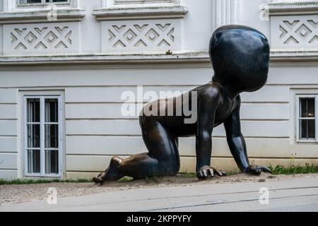 Prag, Tschechische Republik - 5. September 2022: Crawling Babies (Tschechisch: Miminka) vom Künstler David Cerny Stockfoto