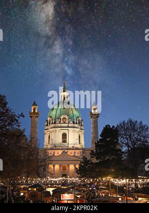 Weihnachtsmarkt auf dem Karlsplatz in Wien Stockfoto