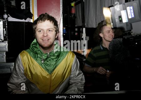 CRAIG WELLINGTON, SUNSHINE UNDERGROUND, 2007: Craig Wellington, Sänger und Gitarrist von Sunshine Underground, Waits to Go auf der Bühne der NME Rave Tour in Cardiff Students' Union in Wales, 11. Februar 2007. Foto: ROB WATKINS. INFO: The Sunshine Underground ist eine britische Indie-Rock-Band, die 2003 gegründet wurde und für ihren energiegeladenen Sound bekannt ist, der Rock, Dance und elektronische Einflüsse verbindet. Bekannt wurden sie mit ihrem Debütalbum Raise the Alarm und Hits wie Put You in Your Place. Stockfoto