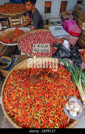 Tabletts mit Chilis, Zwiebeln, Schalotten, Tomaten und Knoblauch an einem Marktstand in der Hauptstadt. Ulu, Siau Island, Sangihe Archipel, Nth Sulawesi, Indonesien Stockfoto