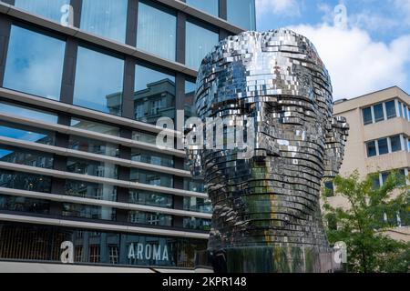 Prag, Tschechische Republik - 5. September 2022: Der Leiter von Franz Kafka von David Cerny Stockfoto