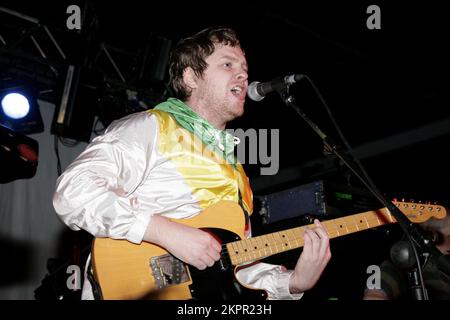 CRAIG WELLINGTON, SUNSHINE UNDERGROUND, 2007: Craig Wellington, Sänger und Gitarrist von Sunshine Underground, spielt live auf der NME Rave Tour in der Cardiff Students' Union in Wales, 11. Februar 2007. Foto: ROB WATKINS. INFO: The Sunshine Underground ist eine britische Indie-Rock-Band, die 2003 gegründet wurde und für ihren energiegeladenen Sound bekannt ist, der Rock, Dance und elektronische Einflüsse verbindet. Bekannt wurden sie mit ihrem Debütalbum Raise the Alarm und Hits wie Put You in Your Place. Stockfoto