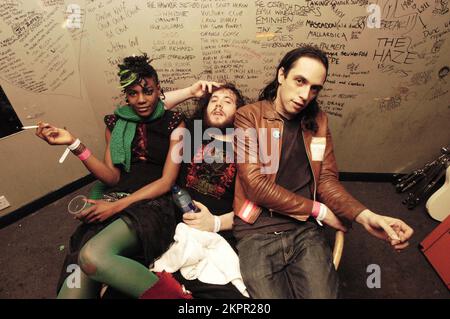 NOISETTES, BACKSTAGE PORTRAIT, 2006: THE NOISETTES (links-rechts Shingai Shoniwa, Jamie Morrison und Dan Smith) Backstage in der Graffiti-Umkleidekabine im Clwb IFOR Bach (The Welsh Club) in Cardiff, Freitag, 13. Januar 2006. Bild: ROB WATKINS. INFO: The Noisettes sind eine britische Indie-Rock-Band, die 2003 gegründet wurde und für ihren eklektischen Sound und ihre dynamischen Auftritte bekannt ist. Unter der Leitung von Sänger und Bassist Shingai Shoniwa erlangten sie mit Hits wie Don't Upset the Rhythm und Never Forget You Bekanntheit. Stockfoto