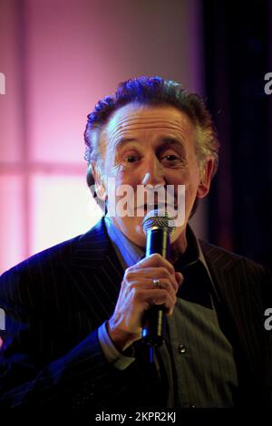 TONY CHRISTIE, MUSIKLEGENDE, 2006: Tony Christie bei den Popfactory Awards in der Kohlebörse in Cardiff, Wales, Großbritannien am 30 2006. November. Foto: ROB WATKINS. INFO: Tony Christie, geboren am 25. April 1943, ist ein bekannter englischer Sänger, der vor allem für seinen Hit Is This the Way to Amarillo bekannt ist. Mit einer Karriere von über fünf Jahrzehnten haben Christies kraftvolle Stimme und klassischer Pop-Stil ihn zu einer beliebten Figur in der britischen Musik gemacht. Stockfoto