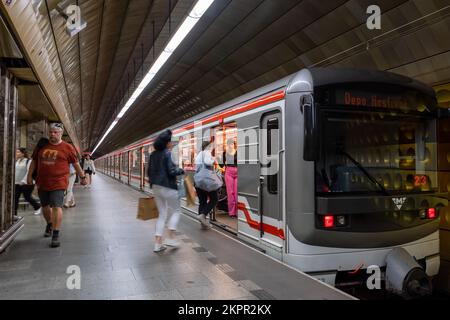 Budapest, Ungarn - 5. September 2022: Passagiere, die in die roten Eisenbahnwaggons der Prager U-Bahn einsteigen Stockfoto