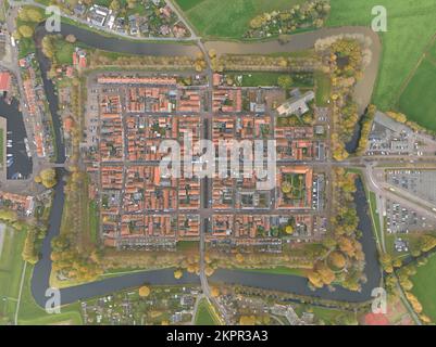 Befestigtes historisches Stadtzentrum von Elburg in den Niederlanden, Gelderland, mittelalterliche Festung fast gerader Straßenplan. Ehemaliger Fischfang und Handel Stockfoto