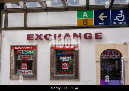 Prag, Tschechische Republik - 5. September 2022: Fassade einer Geldwechselstube Stockfoto