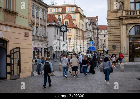 Prag, Tschechische Republik - 5. September 2022: Menschen gehen auf einer belebten Einkaufsstraße Stockfoto