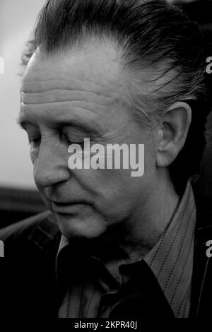 TONY CHRISTIE, MUSIKLEGENDE, 2006: Tony Christie Backstage bei den Popfactory Awards in der Kohlebörse in Cardiff, Wales, Großbritannien am 30 2006. November. Foto: ROB WATKINS. INFO: Tony Christie, geboren am 25. April 1943, ist ein bekannter englischer Sänger, der vor allem für seinen Hit Is This the Way to Amarillo bekannt ist. Mit einer Karriere von über fünf Jahrzehnten haben Christies kraftvolle Stimme und klassischer Pop-Stil ihn zu einer beliebten Figur in der britischen Musik gemacht. Stockfoto