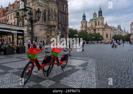 Prag, Tschechische Republik - 5. September 2022: Uber-Sprung-E-Bikes auf dem alten Platz von Prag Stockfoto