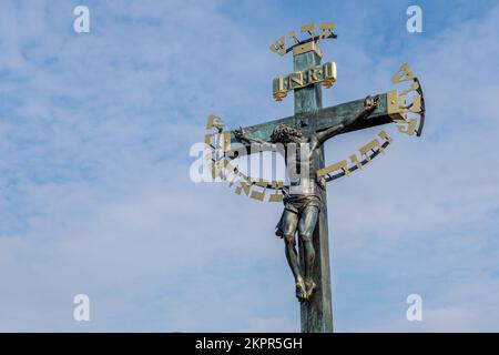 Jesus Christus am Kreuz auf der Karlsbrücke in Prag Stockfoto