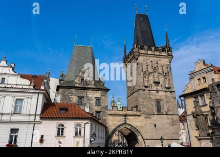 Prag, Tschechische Republik - 5. September 2022: Kleiner Brückenturm am Ende der Karlsbrücke Stockfoto