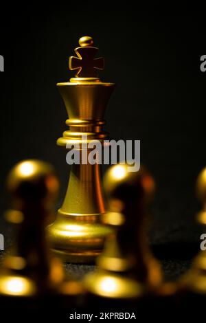 goldener Schachkönig auf schwarzem Hintergrund. Stockfoto