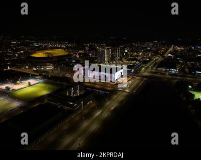 Amsterdam, 22.. September 2022, Niederlande. Ziggo Dome Konzertsaal. LED-Lichtwerbung an der Fassade. Musikkuppel neben dem Johan Cruijff Stockfoto