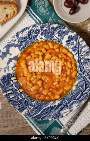Hausgemachte Bohnensuppe mit Gemüse. Griechische Bohnensuppe mit Tomaten, Karotten, Sellerie und Zwiebeln. Fasolada Stockfoto