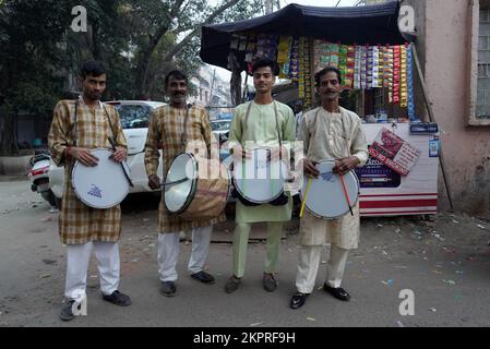 Neu-Delhi, Indien. 08.. November 2022. Mitglieder einer indischen Band posieren bei der Vorbereitung auf eine Prozession während der bevorstehenden Wahlen in Neu-Delhi, Indien, am 8. November 2022. (Foto: Mayank Makhija/NurPhoto)0 Kredit: NurPhoto/Alamy Live News Stockfoto