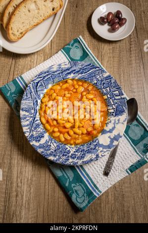 Hausgemachte Bohnensuppe mit Gemüse. Griechische Bohnensuppe mit Tomaten, Karotten, Sellerie und Zwiebeln. Fasolada Stockfoto