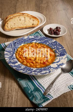 Hausgemachte Bohnensuppe mit Gemüse. Griechische Bohnensuppe mit Tomaten, Karotten, Sellerie und Zwiebeln. Fasolada Stockfoto