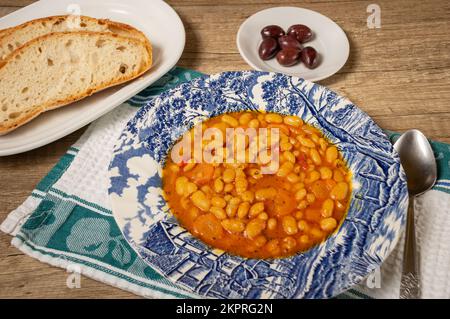 Hausgemachte Bohnensuppe mit Gemüse. Griechische Bohnensuppe mit Tomaten, Karotten, Sellerie und Zwiebeln. Fasolada Stockfoto