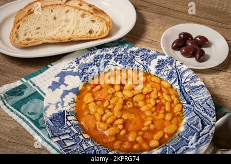 Hausgemachte Bohnensuppe mit Gemüse. Griechische Bohnensuppe mit Tomaten, Karotten, Sellerie und Zwiebeln. Fasolada Stockfoto
