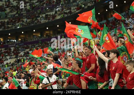 Lusail, Katar. 28.. November 2022. Fans jubeln vor dem Spiel der Gruppe H zwischen Portugal und Uruguay bei der FIFA-Weltmeisterschaft 2022 im Lusail Stadium in Lusail, Katar, am 28. November 2022. Kredit: Pan Yulong/Xinhua/Alamy Live News Stockfoto