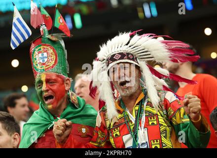 Lusail, Katar. 28.. November 2022. Fans jubeln vor dem Spiel der Gruppe H zwischen Portugal und Uruguay bei der FIFA-Weltmeisterschaft 2022 im Lusail Stadium in Lusail, Katar, am 28. November 2022. Kredit: Pan Yulong/Xinhua/Alamy Live News Stockfoto