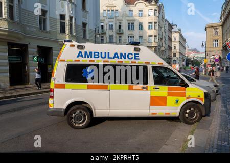 Prag, Tschechische Republik - 5. September 2022: Krankenwagen parkt auf der Straße Stockfoto
