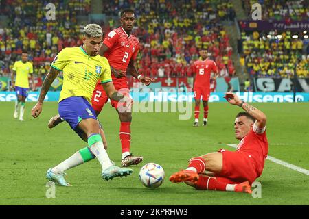 Doha, Katar. 28.. November 2022. Bruno Guimaraes (L) aus Brasilien in Aktion mit Granit Xhaka aus der Schweiz während des Gruppenspiels der FIFA-Weltmeisterschaft 2022 in Stadium 974 in Doha, Katar, am 28. November 2022. Foto: Chris Brunskill/UPI Credit: UPI/Alamy Live News Stockfoto