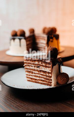 Teller mit einem Stück köstlicher hausgemachter Schokoladenkuchen auf dem Tisch Stockfoto