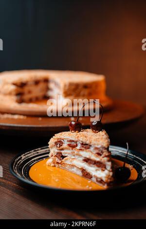 Gebackener Kirschkäsekuchen auf einem Holzkuchenbrett Stockfoto
