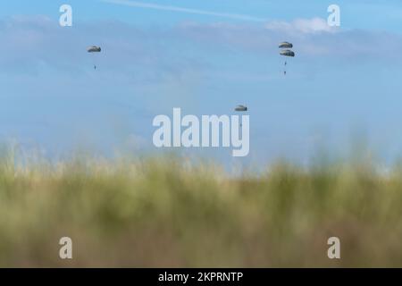 Mitglieder gemeinsamer Spezialeinsatzkräfte springen aus einem C-130J-Hercules-Flugzeug der 815.. Luftwaffenstaffel Keesler Luftwaffenstützpunkt Mississippi über dem MacDill Luftwaffenstützpunkt, Florida, am 3. November 2022. Mitglieder der Joint Special Operations Forces, die den USA zugeteilt sind Das Sondereinsatzkommando, das Zentralkommando des Sondereinsatzkommandos und das Gemeinsame Unterstützungselement für Kommunikation führten im Rahmen einer monatlichen Schulung eine nichttaktische administrative Freifalloperation über MacDill durch. Stockfoto