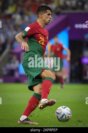 Lusail, Katar. 28.. November 2022. Portugiesischer Joao Cancelo in Aktion während eines Fußballspiels zwischen Portugal und Uruguay, in Gruppe H der FIFA-Weltmeisterschaft 2022 im Lusail Stadium, am Montag, den 28. November 2022 in Lusail, Bundesstaat Katar. BELGA PHOTO VIRGINIE LEFOUR Kredit: Belga News Agency/Alamy Live News Stockfoto