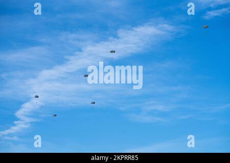 Mitglieder gemeinsamer Spezialeinsatzkräfte springen aus einem C-130J-Hercules-Flugzeug der 815.. Luftwaffenstaffel Keesler Luftwaffenstützpunkt Mississippi über dem MacDill Luftwaffenstützpunkt, Florida, am 3. November 2022. Mitglieder der Joint Special Operations Forces, die den USA zugeteilt sind Das Sondereinsatzkommando, das Zentralkommando des Sondereinsatzkommandos und das Gemeinsame Unterstützungselement für Kommunikation führten im Rahmen einer monatlichen Schulung eine nichttaktische administrative Freifalloperation über MacDill durch. Stockfoto