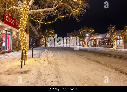 Canmore, Alberta, Kanada – 28. November 2022: Weihnachtsbeleuchtung an der Main Street bei Nacht Stockfoto