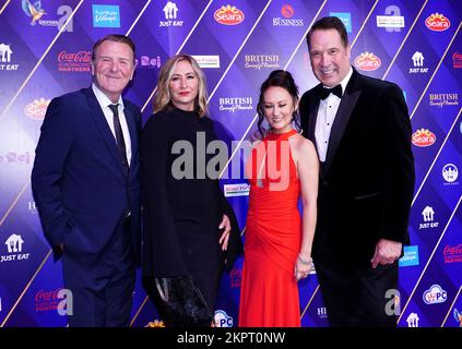 (Von links nach rechts) Phil Tufnell, Dawn Brown, Frankie Poultney und David Seaman kommen bei den British Curry Awards 2022 bei Evolution London an. Foto: Montag, 28. November 2022. Stockfoto