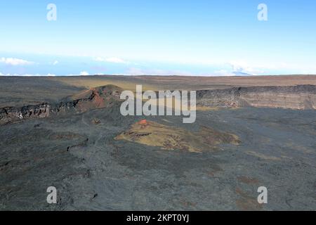 Big Island, Hawaii, USA. 28.. Okt. 2022. Der Ausbruch von Mauna Loa im Jahr 1949 begann und blieb innerhalb der Gipfelregion. Der Ausbruch von 1949 erzeugte jedoch mehrere kleine Lavaströme, die einige Meilen südlich, südöstlich und südwestlich zurückliefen. Der Ausbruch von 1949 dauerte etwa 144 Tage und erzeugte den hier dargestellten Kegel, der sich von über der südwestlichen Caldera-Mauer bis zum Caldera-Boden erstreckte. Braune Asche, die sich während der Lavaquelle ablagerten, bauten den Kegel und sind in der Umgebung des Kegels zu sehen. (Kreditbild: © K. Mulliken/USGS/ZUMA Press Wire Serv Stockfoto