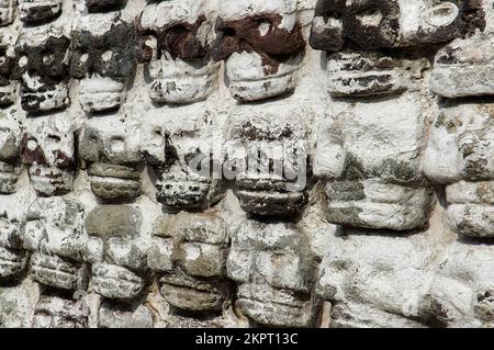 Fragment des Großen Tempels (Templo Mayor). Schädelgestell. Details der antiken azteken-Ruinen. Reisefoto. Struktur der alten Mauern. Mexiko-Stadt. (1) Stockfoto