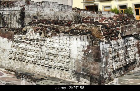 Fragment des Großen Tempels (Templo Mayor). Schädelgestell. Details der antiken azteken-Ruinen. Reisefoto. Struktur der alten Mauern. Mexiko-Stadt. (1) Stockfoto