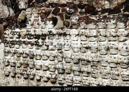 Fragment des Großen Tempels (Templo Mayor). Schädelgestell. Details der antiken azteken-Ruinen. Reisefoto. Struktur der alten Mauern. Mexiko-Stadt. (1) Stockfoto