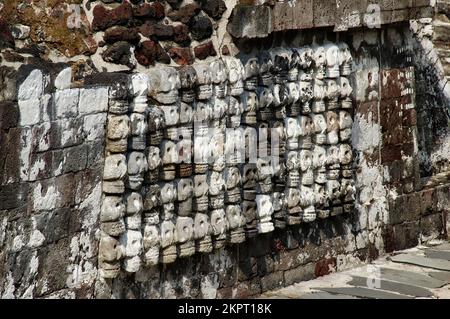 Fragment des Großen Tempels (Templo Mayor). Schädelgestell. Details der antiken azteken-Ruinen. Reisefoto. Struktur der alten Mauern. Mexiko-Stadt. (1) Stockfoto