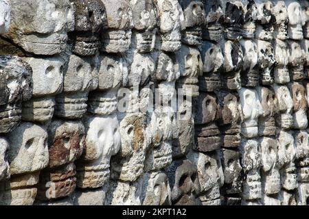 Fragment des Großen Tempels (Templo Mayor). Schädelgestell. Details der antiken azteken-Ruinen. Reisefoto. Struktur der alten Mauern. Mexiko-Stadt. (1) Stockfoto