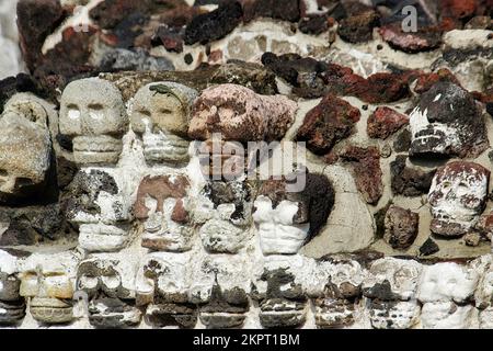 Fragment des Großen Tempels (Templo Mayor). Schädelgestell. Details der antiken azteken-Ruinen. Reisefoto. Struktur der alten Mauern. Mexiko-Stadt. (1) Stockfoto