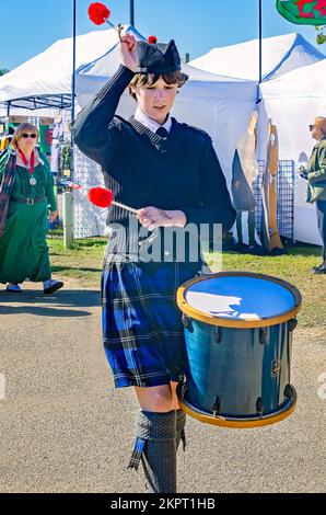 Ein Schlagzeuger tritt am 13. November 2022 beim alljährlichen Celtic Music Festival und den Scottish Highland Games in Gulfport, Mississippi, auf. Stockfoto