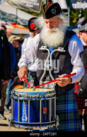 Ein Schlagzeuger tritt am 13. November 2022 beim alljährlichen Celtic Music Festival und den Scottish Highland Games in Gulfport, Mississippi, auf. Stockfoto