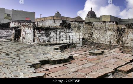Die Ruinen der Großen Pyramide (oder Templo-Bürgermeister), der Haupttempel von Tenochtitlan (jetzt Mexiko-Stadt), Hauptstadt des Azteken-Reiches. Stockfoto