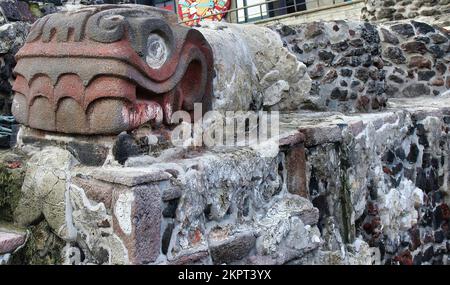 Die Ruinen der Großen Pyramide (oder Templo-Bürgermeister), der Haupttempel von Tenochtitlan (jetzt Mexiko-Stadt), Hauptstadt des Azteken-Reiches. Stockfoto