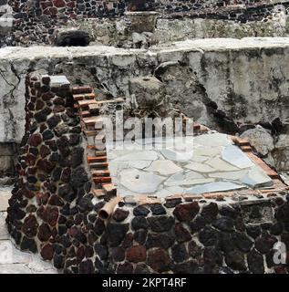 Die Ruinen der Großen Pyramide (oder Templo-Bürgermeister), der Haupttempel von Tenochtitlan (jetzt Mexiko-Stadt), Hauptstadt des Azteken-Reiches. Stockfoto